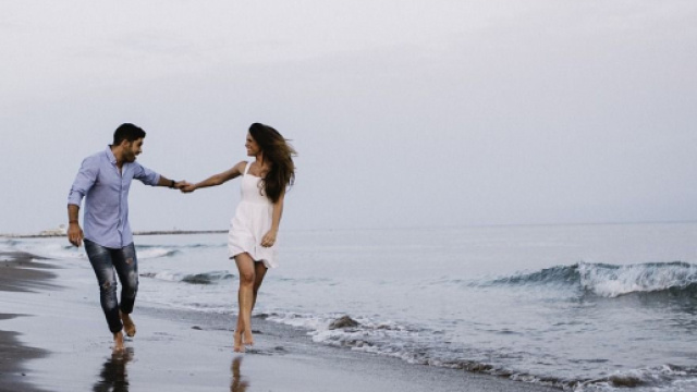 Coppia felice a piedi nudi sulla spiaggia - &copy; Pixabay.