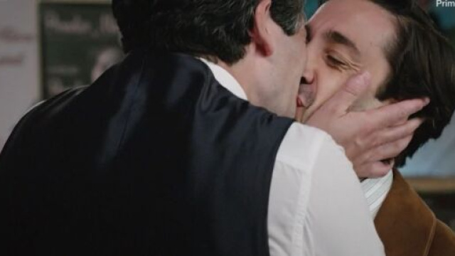 Roberto e Mario, bacio tra i due screenshot &copy; Il paradiso delle signore
