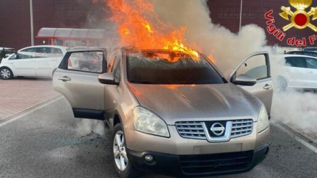 Crotone, auto in fiamme nell'area parcheggio di un centro commerciale - &copy; Vigili del Fuoco