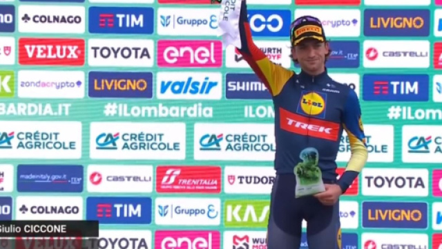 Giulio Ciccone sul podio de Il Lombardia - Screenshot &copy; Eurosport