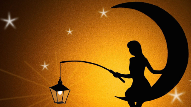 Figura femminile con lumino, luna e stelle - &copy; Pixabay.