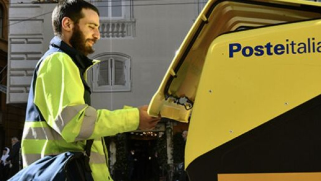 Portalette al lavoro nella consegna &copy; Poste italiane