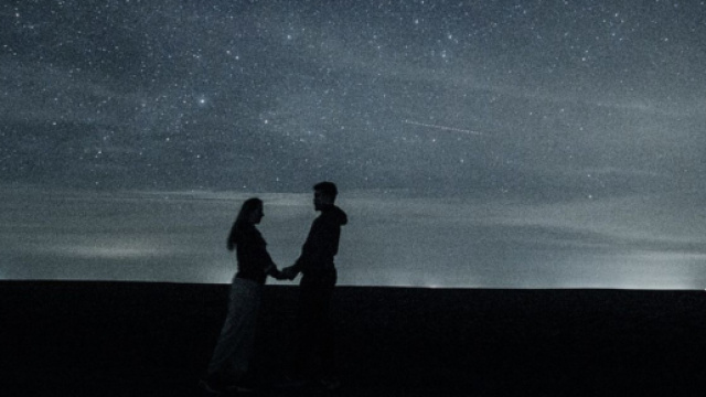 Due innamorati sotto le stelle del cielo &copy; pixabay.com