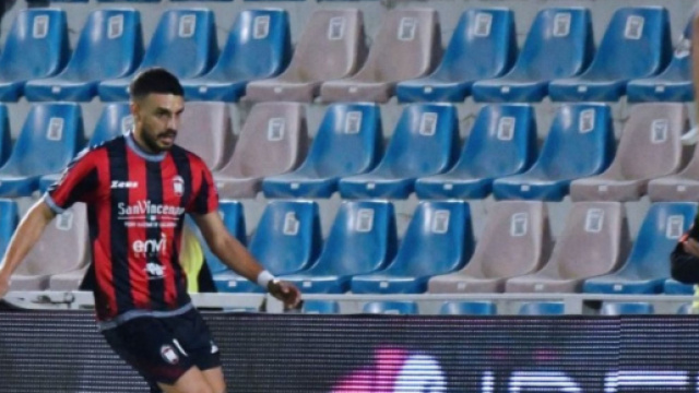 Il difensore del Crotone, Davide Di Pasquale &copy; Facebook / FcCrotone