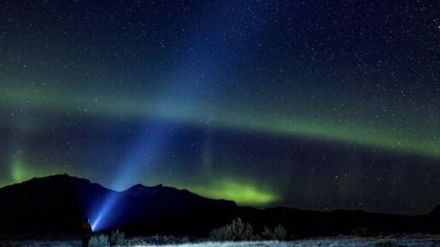 Le stelle immerse nell'aurora boreale &copy; pixabay.com