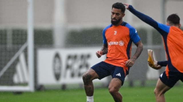 Douglas Luiz in allenamento &copy; Juventus FC