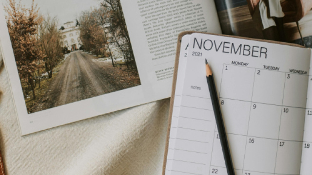 Agenda con calendario di novembre, orologio e una zucca -&copy; Pexels