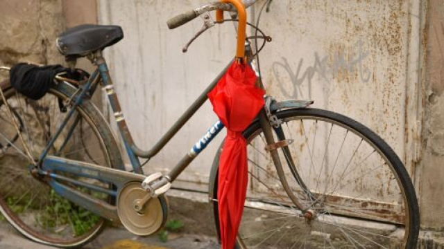 Bicicletta e ombrellone rosso &copy; Immagine di Pixabay