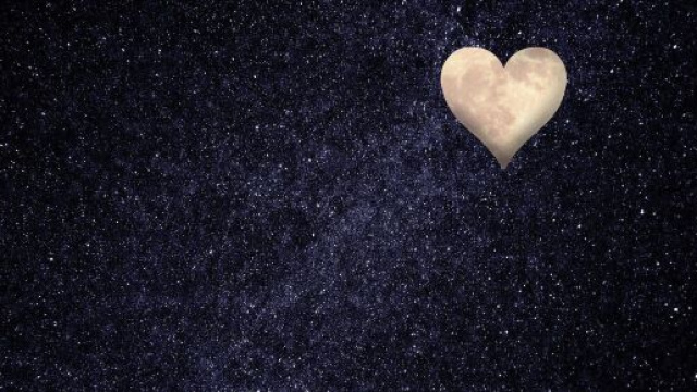 Cuore su cielo stellato &copy; Immagine di Pixabay.
