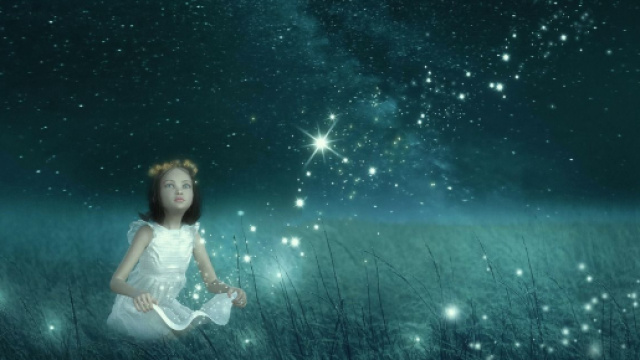 Fanciulla con lucciole e cielo stellato - &copy; Pixabay.