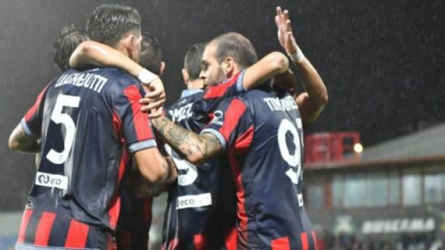 L'abbraccio dei calciatori del Crotone al gol di Tumminello &copy; Facebook