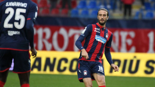 Andrea Barberis con la maglia del Crotone &copy; Facebook