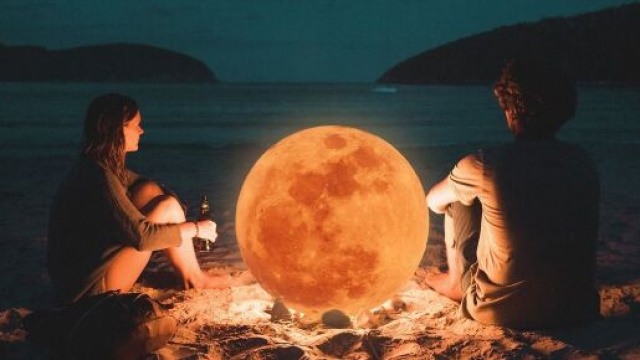 Due innamorati che vivono una serata romantica &copy; Pixabay
