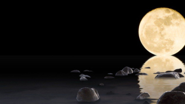 Luna piena che si riflette sull'acqua (&copy; Pixabay).