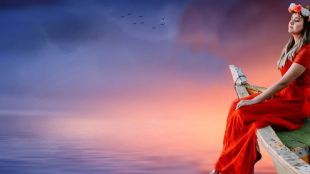 Fanciulla in rosso sulla prua di una barca - &copy; Pixabay.