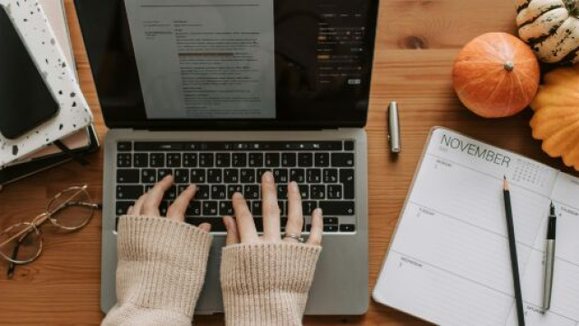 Mani che lavorano a computer - &copy; Pexels