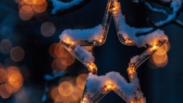 Una stella ricoperta di neve (&copy;pixabay.com)