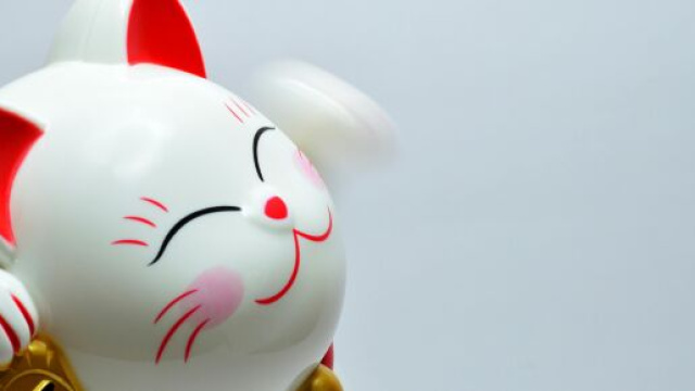Gatto giapponese portafortuna- &copy; Pexels
