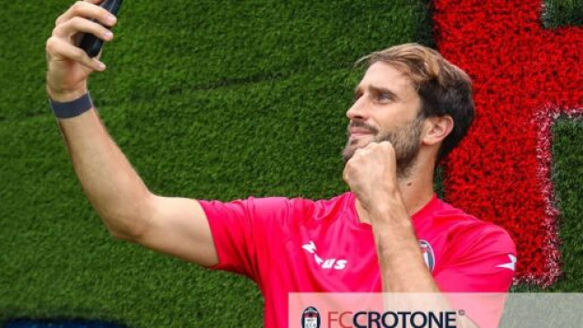 Andrea Barberis saluta i tifosi del Crotone sui social - &copy; Facebook / FcCrotone