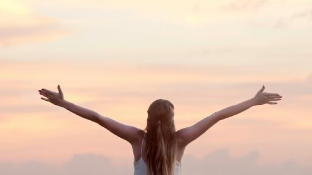 Donna di spalle con braccia aperte- &copy; Pexels