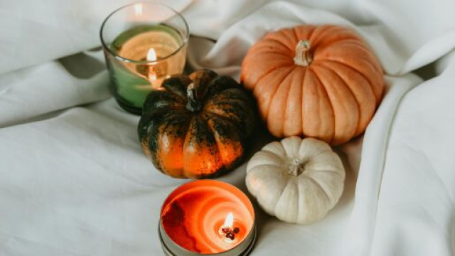 Due candele con tre zucche- &copy; Pexels