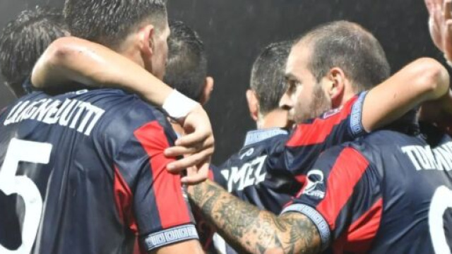 L'abbraccio dei calciatori del Crotone contro il Taranto - &copy; Facebook / FcCrotone