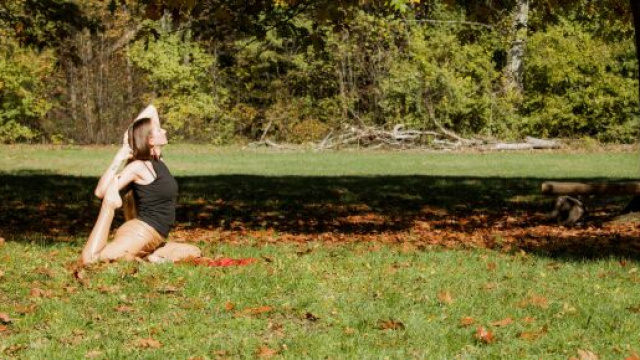 Ragazza che pratica yoga all'aperto- &copy; Pexels