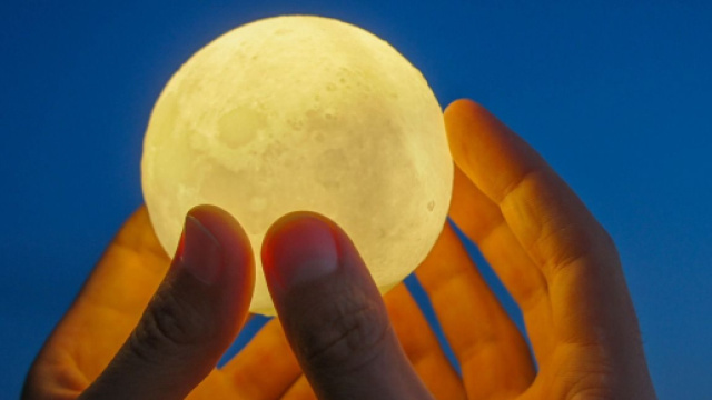 Fantasy, Luna tra le dita - &copy; Pixabay.