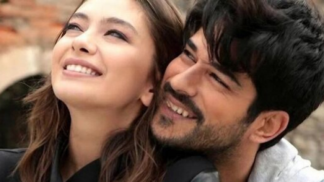 Neslihan Atag&uuml;l (Nihan) e Burak &Ouml;z&ccedil;ivit (Kemal) in una scena. Screenshot &copy; Endless Love