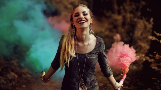 Donna felice con fumi colorati - &copy; Pixabay.
