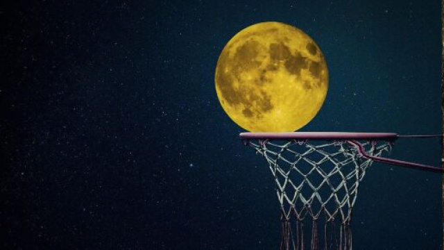 Luna e un canestro &copy; Pixabay.com