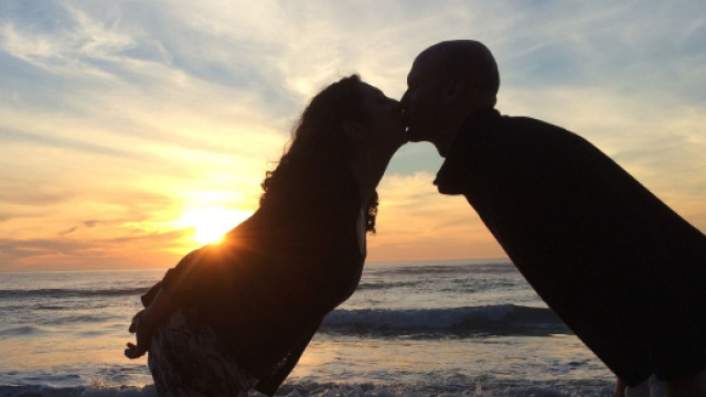 Coppia di innamorati con suggestivo tramonto - &copy; Pixabay.