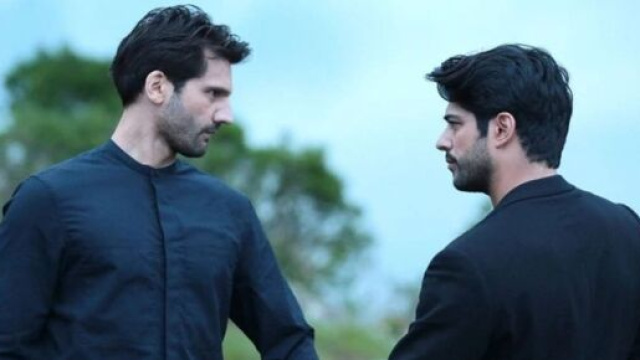 Kaan Urgancıoğlu (Emir) e Burak Ozcivit (Kemal) in una scena - Screenshot &copy; Endless Love.