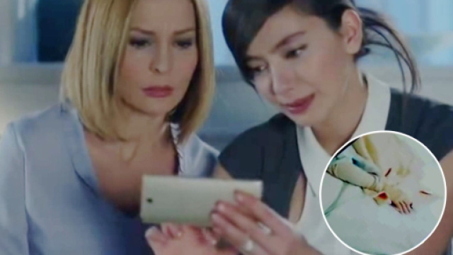 Nihan e Vildan guardano un video, screenshot &copy; Endless Love