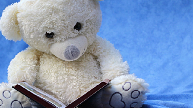 Orsacchiotto di peluche intento alla lettura - &copy; Pixabay.