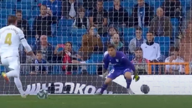 Sergio Ramos mentre batte un calcio di rigore con la maglia del Real Madrid - Screenshot &copy; YouTube