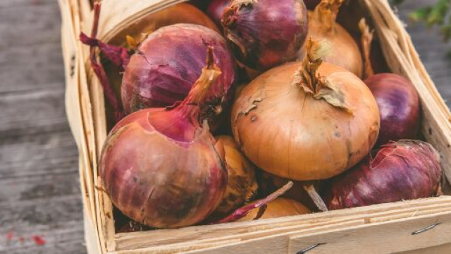 Cassetta di cipolle &copy; Fotopexels.com