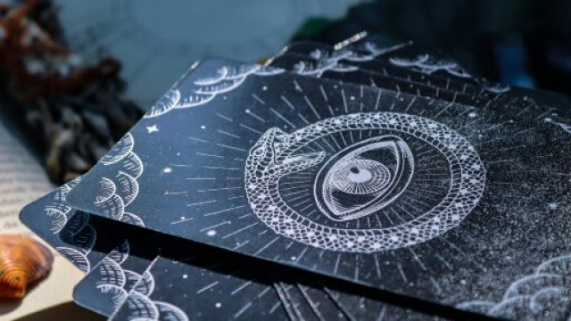 Carte dei tarocchi con occhio &copy; Pexels