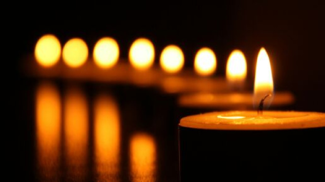 Diverse candele accese- &copy; Pexels.