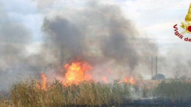 Il vasto incendio a Maropati - &copy; Vigili del Fuoco