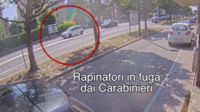 Dopo la rapina le immagini dell'inseguimento dei rapinatori &copy; Carabinieri.It