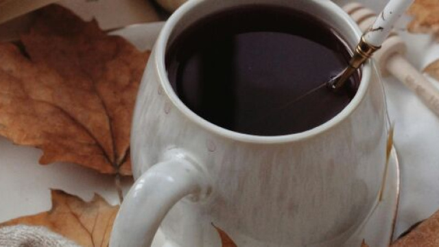 Foglie autunnali con una tazza di t&egrave; &copy; Pexels.