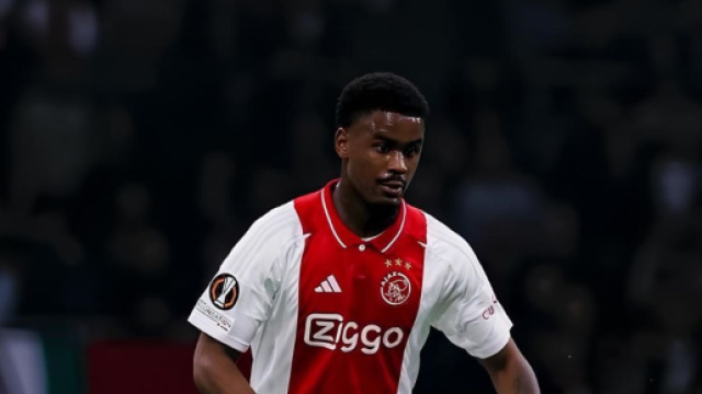 Jorrel Hato con la maglia dell'Ajax &copy; Instagram