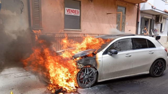 L'auto in fiamme &copy; Vigili del Fuoco