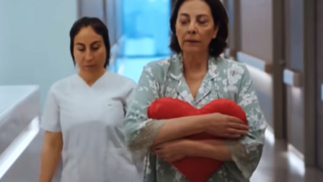 Zafer va da Gulendam in ospedale &copy; La rosa della vendetta