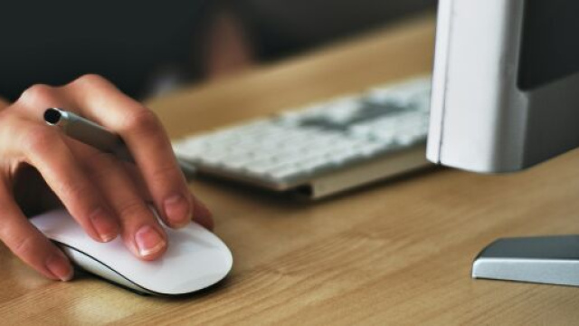 Mano con mouse e computer &copy; Pexels