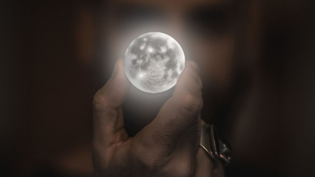 La luna tra le dita - &copy; Pixabay.