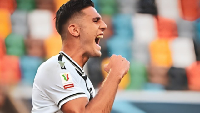 Lorenzo Lucca con la maglia dell'Udinese &copy; Instagram.