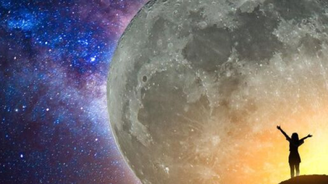 Una ragazza guarda il cielo e la Luna &copy; Pixabay.