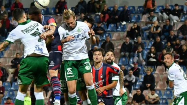 Un momento di gioco della gara tra Crotone e Avellino - &copy; Lega-Pro.Com